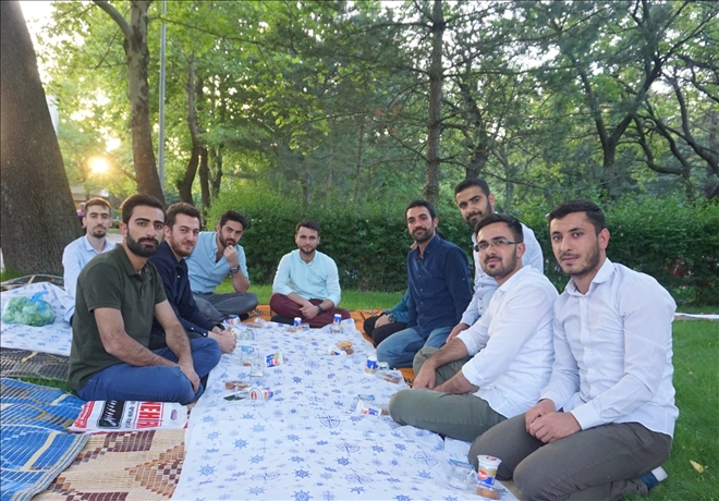 ERÜ İLAHİYATTA PİKNİK TADINDA İFTAR