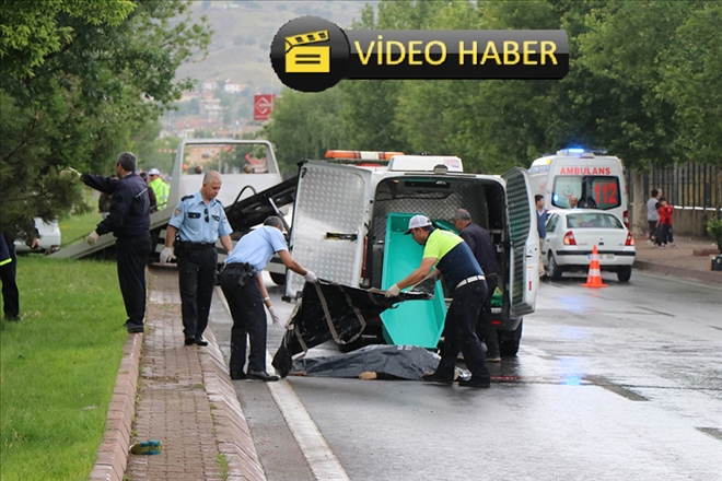 Otomobilin çarptığı anne öldü, oğlu ağır yaralandı 