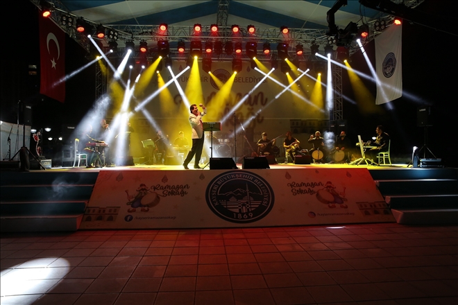 Mehmet Akif marşları mest etti 