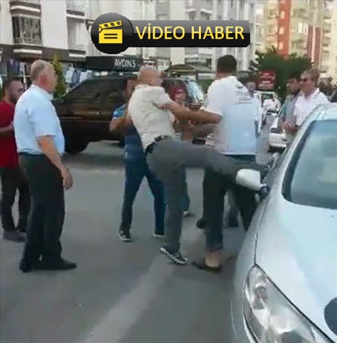 Yaralı yeğenini bıraktı etrafa saldırdı 