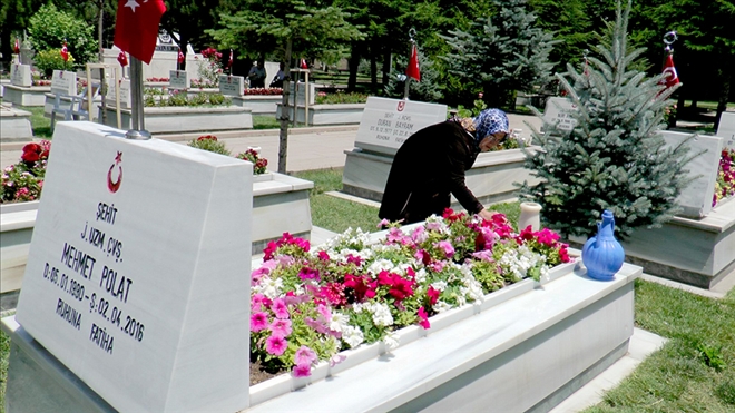 ŞEHİTLİKTE HÜZÜNLÜ BAYRAM