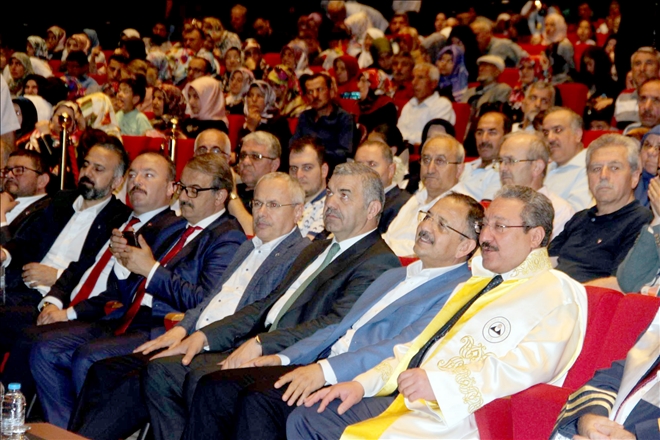 ERÜ İlahiyat Fakültesinde mezuniyet sevinci 
