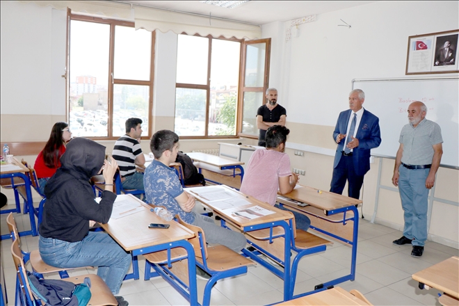 Tatile girmeyen öğretmenler öğrencilerini sınava hazırlıyor 