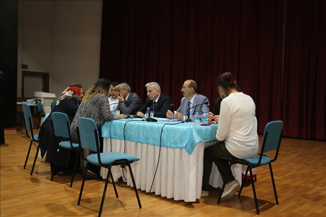 Vali Kamçı Halk Gününde vatandaşların sorunlarını dinledi 