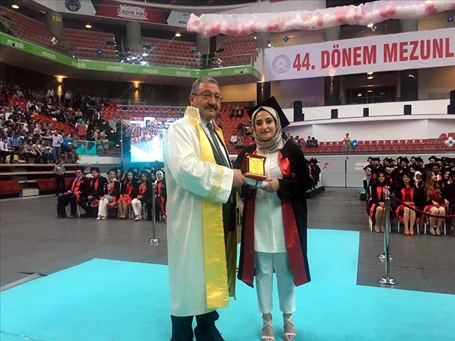 Diplomasını Rektör olan babasının elinden aldı 