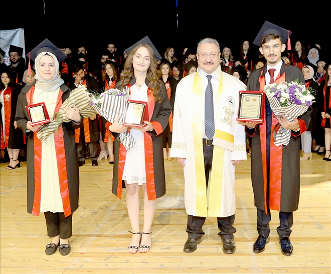 ERÜ İktisadi ve İdari Bilimler Fakültesi 2017-2018 Mezunlarını Verdi 