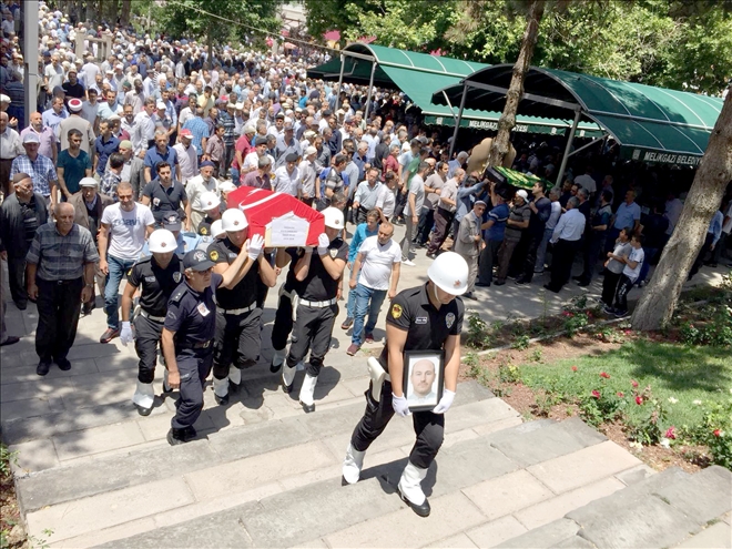 Trafik kazasında hayatını kaybeden polis memuru son yolculuğuna uğurlandı 