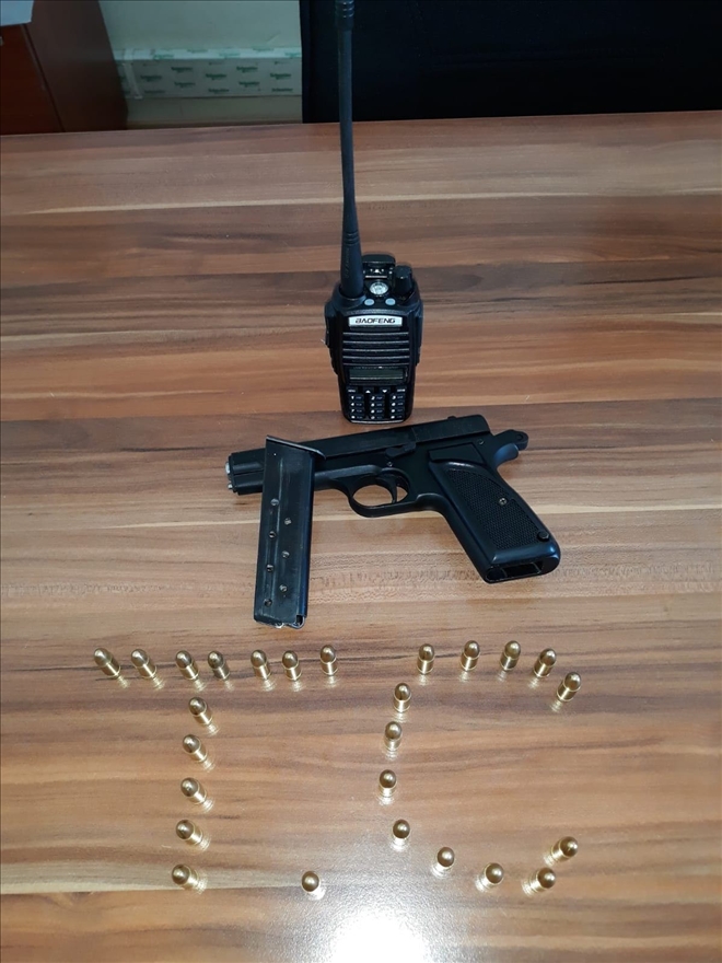 Telsiz ve silahla yakalanan 3 kişi gözaltına alındı 