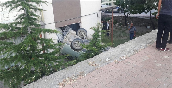 El freni çekilmeyen araç daireye girdi 