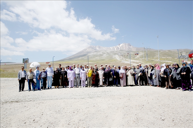 100 yaşlı ilk defa Erciyes´e çıkmanın heyecanını yaşadı 