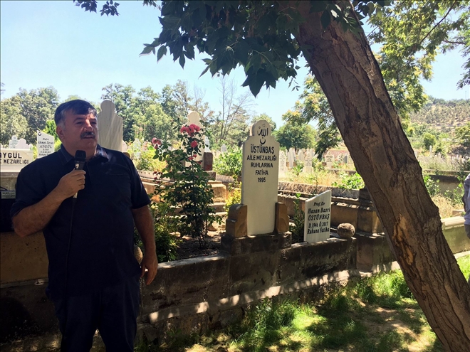Prof.Dr. Üstünbaş, kabri başında anıldı 