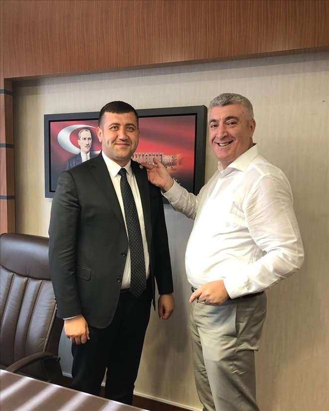 Baki Ersoy´un rozetini MHP İl Başkanı Serkan Tok Taktı 