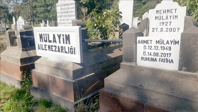 AHMET MÜLAYiM  KABRi BAŞINDA ANILDI