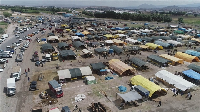 Kurban pazarındaki hareketlilik havadan görüntülendi 