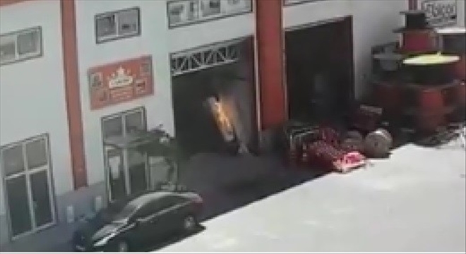 Kaynak yaparken sünger deposunu böyle yaktılar 
