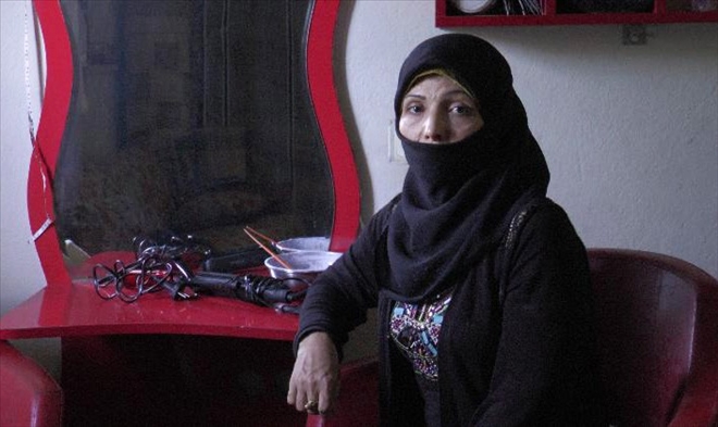 Mülteci kadınlar kuaförlük yaparak mücadele ediyor 