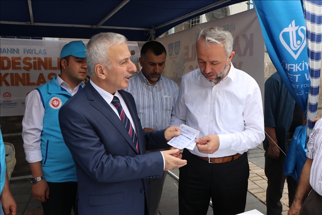 Vali Kamçı´dan Türkiye Diyanet Vakfı´na kurban bağışı 
