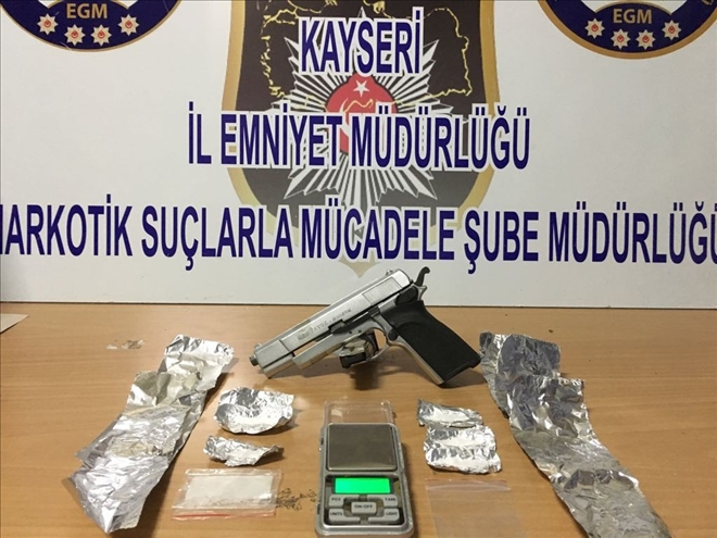 Uyuşturucu aramasında 4 kişi yakalandı 