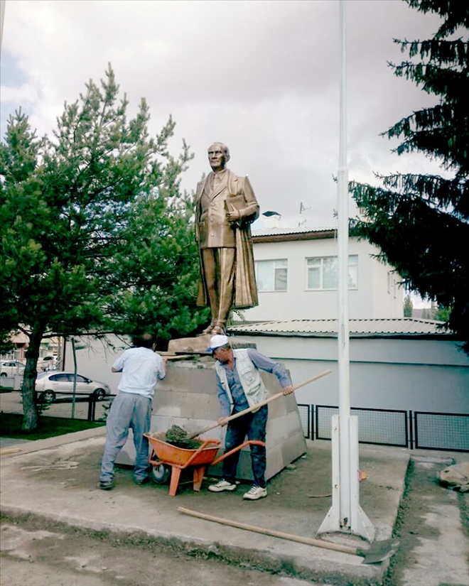 CHP´Lİ BELEDİYEDEN SARIZ´A ATATÜRK HEYKELİ