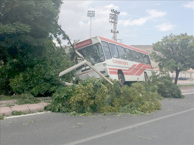 Trafik kazasında yolcu otobüsü refüje çıktı 