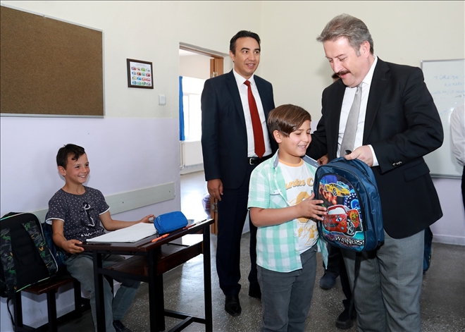 Talas´ta öğrencilere kırtasiye yardımı 