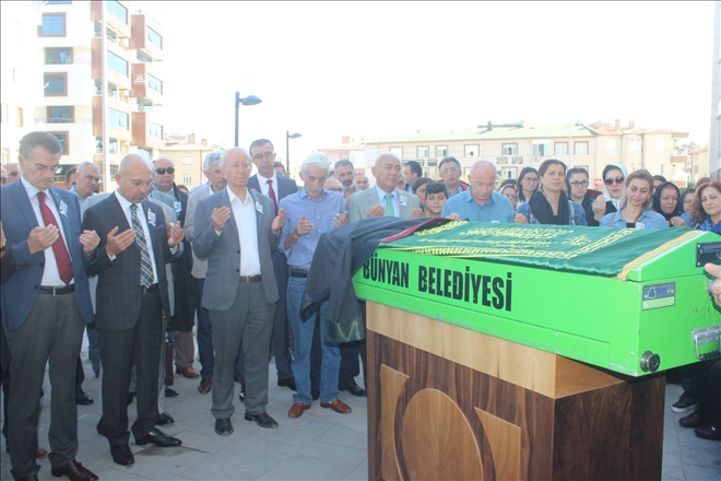 Vefat eden duayen avukata Baro Başkanlığı önünde tören 
