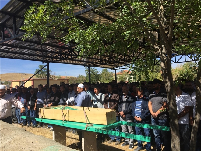 Yatağında ölü bulunan öğrenci toprağa verildi 