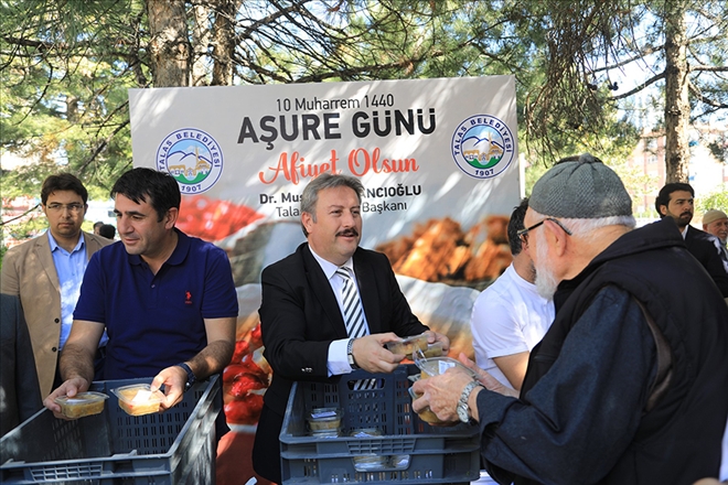 Talas´ta vatandaşlara Aşure ikramı 