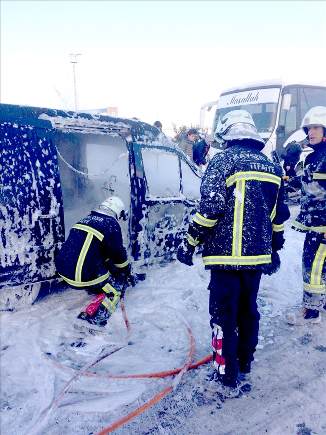 Yanan otomobili itfaiye söndürdü 