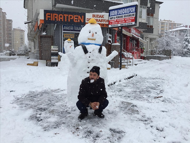 Esnaflar hem kar temizledi hem de kardan adam yaptı 