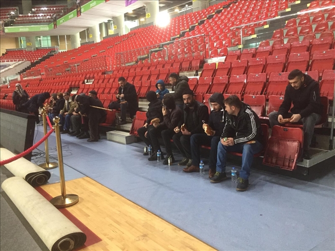 Yolda kalan vatandaşlar spor salonuna getirildi 