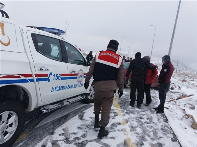 Erciyes´te mahsur kalan vatandaşların imdadına jandarma yetişti 