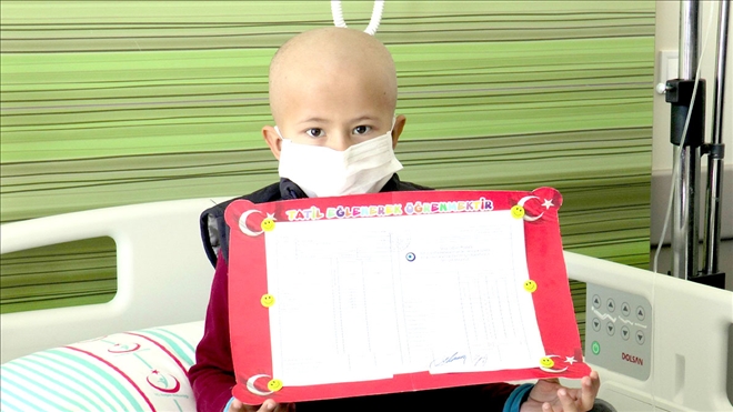 Hematolojiden tedavi gören çocukların karneleri hastanede verildi 