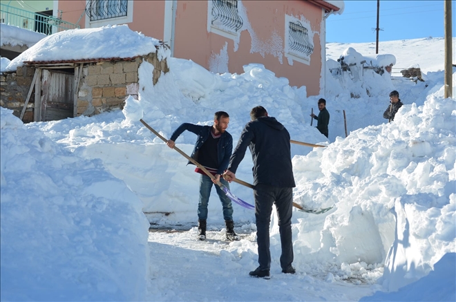 Develi´de 2 metre kar hayatı felç etti