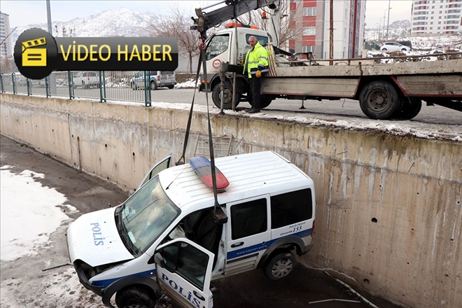 Şüpheli aracı kovalayan polis otosu kanala düştü: 2 yaralı 