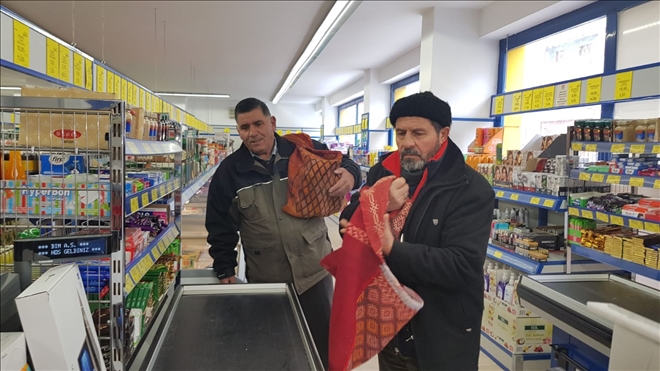 Babadan kalma heybelerle market alışverişi yaptılar 