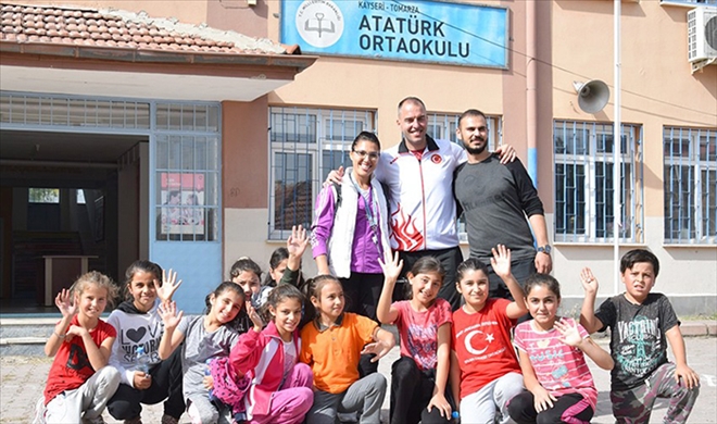 Üniversite öğrencileri Topluma Hizmet ve Uygulamaları dersini köy okulunda yaptı 