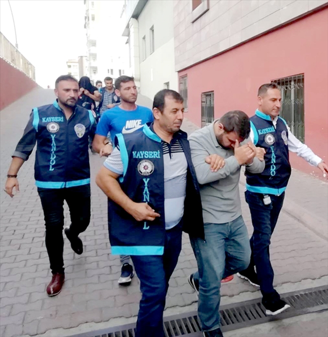 Dolandırıcılara kandı, 200 bin TL´lik altını yol kenarına bıraktı 