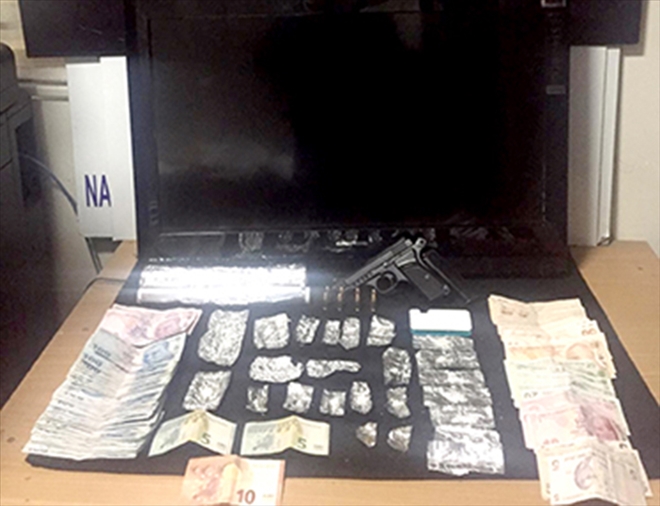 Uyuşturucu tacirleri suçüstü yakalandı: 5 gözaltı 