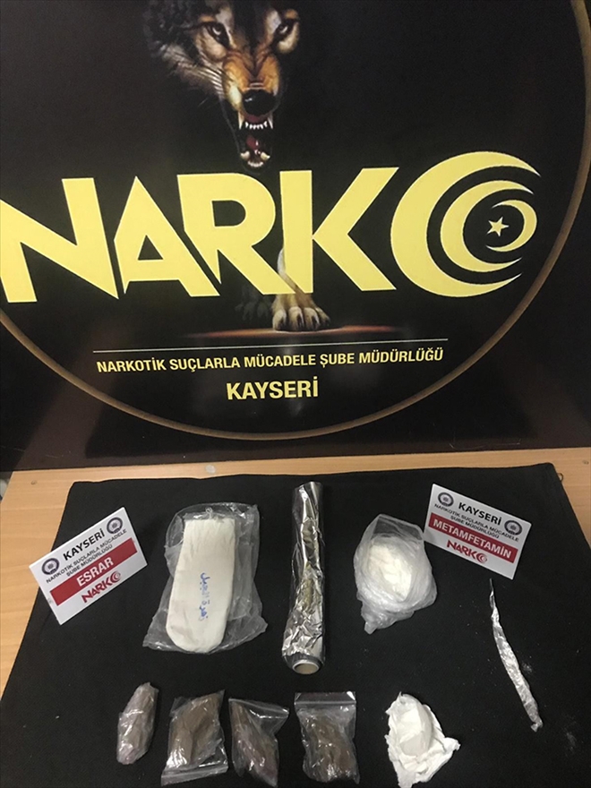 Uyuşturucuyu kapı pervazına gizlemiş 