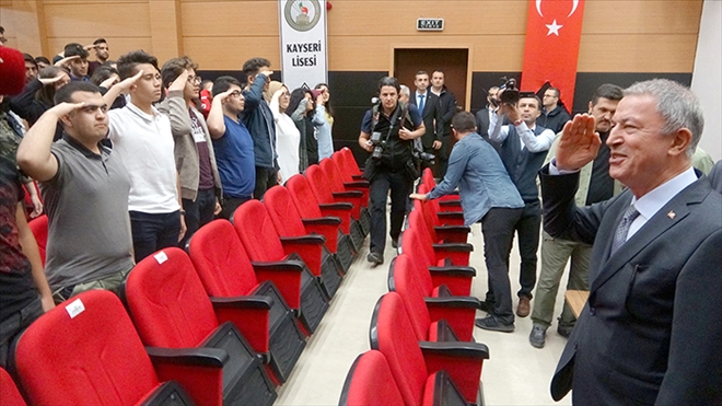 Bakan Akar öğrenciler tarafından asker selamı ile karşılandı