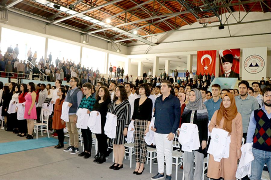 310 öğrenci beyaz önlüklerini giydi 