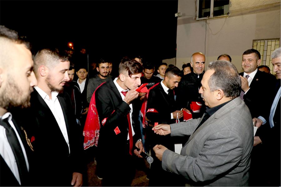 Başkan Yalçın asker uğurladı 