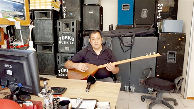 Türkiye´ye saz çalmayı internet üzerinden öğretiyor 