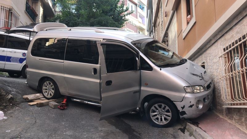 Binaya çarpan minibüs vatandaşları korkuttu
