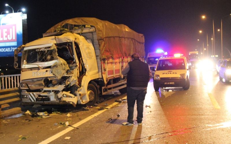 Kocaeli’de sebze yüklü kamyon tıra arkadan çarptı: 2 yaralı