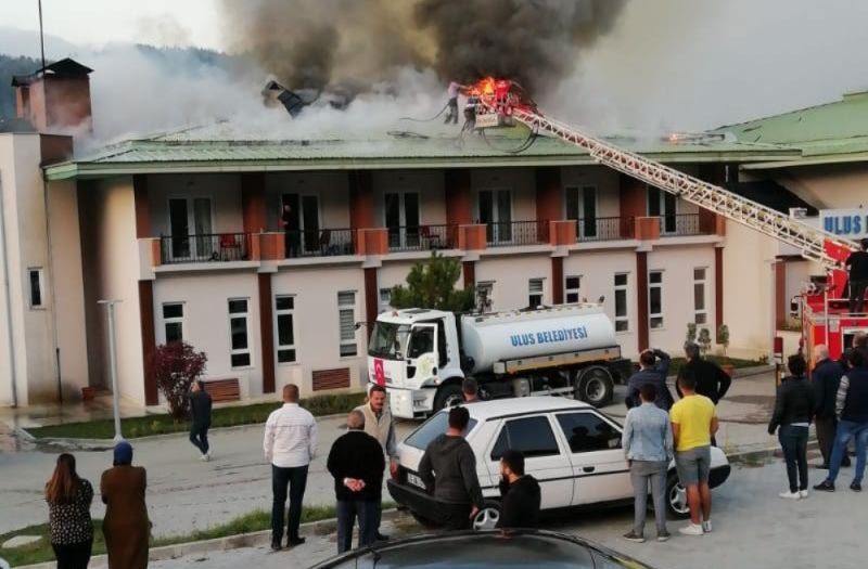Bartın’da otel çatısında çıkan yangın paniğe neden oldu