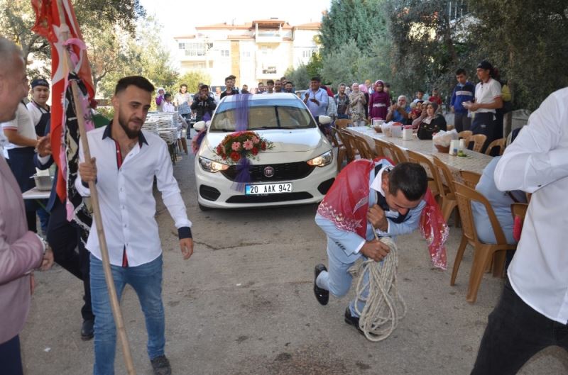 Damat 1.5 tonluk gelin arabasını çekti