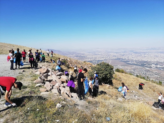 Öğrenciler 85 torba çöp topladı 