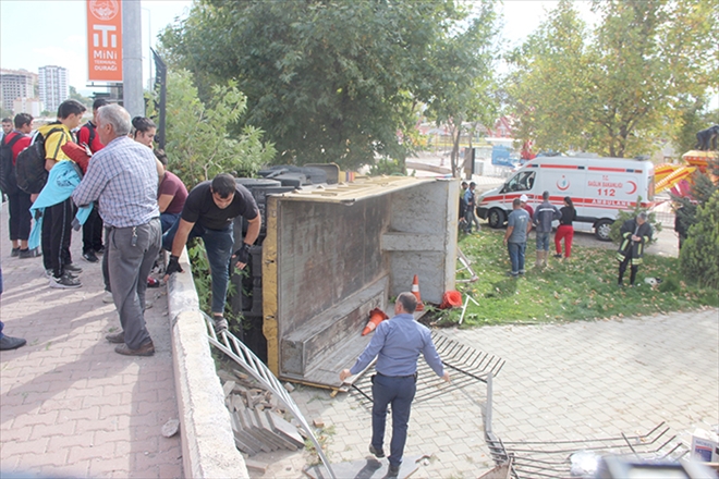 Otomobile çarpan kamyon lunaparkın bahçesine düştü 